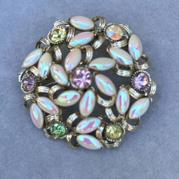 Vtg BSK Brooch OS Gold-tone Pink Round Floral W/ Iridescent & Pastel Rhinestones - Picture 1 of 9